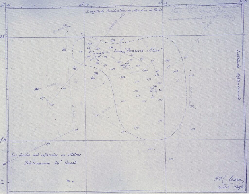 O levantamento batimétrico do Banco Princesa Alice traçado a tinta azul em julho de 1896, com sondagens em metros e contorno pontilhado, assinado pelo capitão Carr