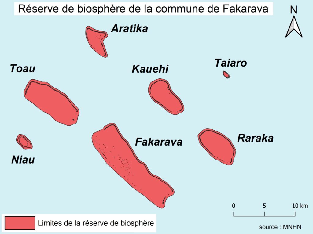 Mapa de sete atóis desenhados em vermelho sobre fundo azul-claro, Fakarava no centro, cercado por Toau, Aratika, Kauehi, Taiaro, Raraka e Niau, com a seta do norte e uma escala