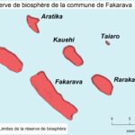 Mapa de sete atóis desenhados em vermelho sobre fundo azul-claro, Fakarava no centro, cercado por Toau, Aratika, Kauehi, Taiaro, Raraka e Niau, com a seta do norte e uma escala