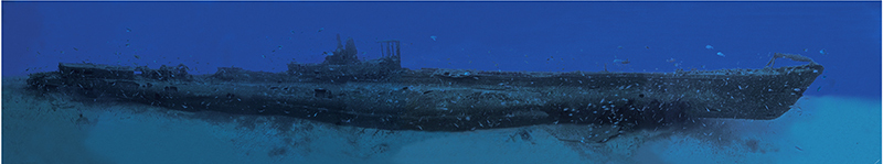 Panorâmica submarina de todo o comprimento do naufrágio do Rubis, pousado reto na areia, com a torre no centro, numa água azul salpicada de peixes.