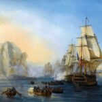 Pintura de uma esquadra francesa com todas as velas abertas disparando canhões contra um grande rochedo claro, enquanto botes cheios de soldados remam em sua direção