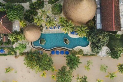 Vista aérea do Sudamala Resort Komodo, com a piscina, os jardins e a praia